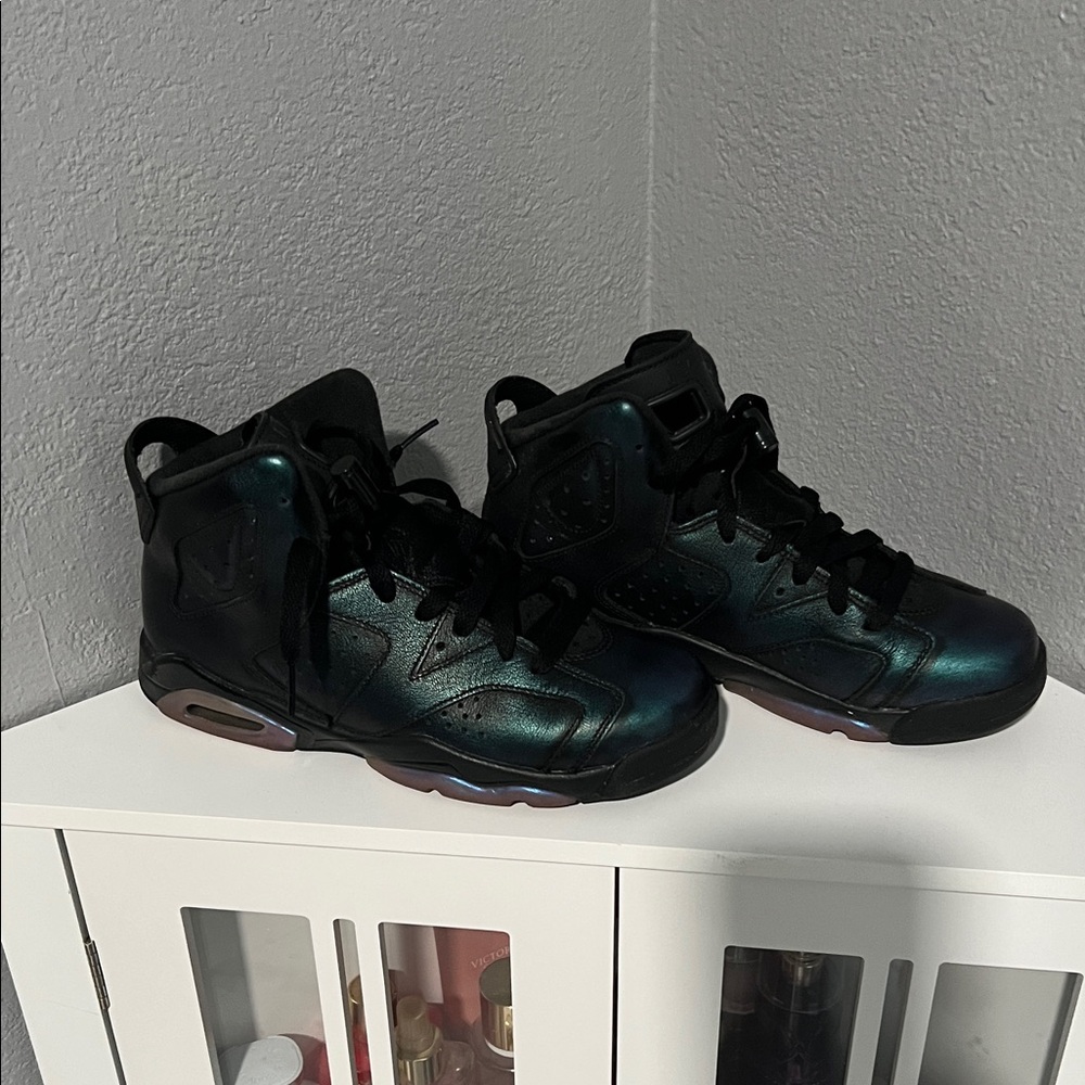 Jordan Kids Sneakers in Black and Iridescent